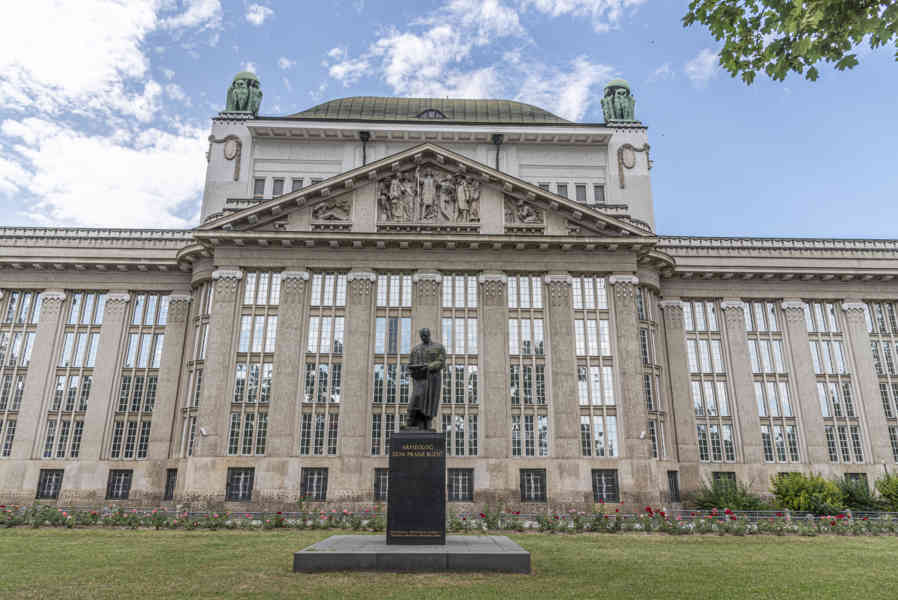 Croacia - Zagreb 43 - palacio de los Archivos Estatales Croatas.jpg